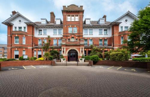 Rushmoor District Hotel | Discover Holiday Inn Farnborough - Family-Friendly Comfort
