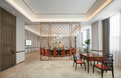 Yingzhou District Hotel | Experience Holiday Inn Fuyang: 4-Star Hotel with Ocean Views