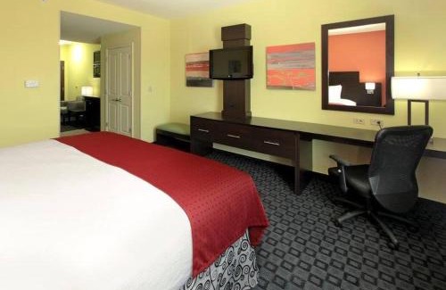 Garland Hotel | Comfortable Stay at Holiday Inn Garland with Great Amenities