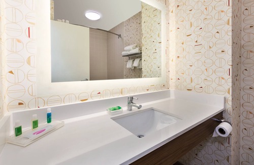 Cutlerville Hotel | Relax at Holiday Inn Grand Rapids - South with Pool & Spa