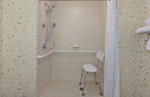 Cutlerville Hotel | Relax at Holiday Inn Grand Rapids - South with Pool & Spa