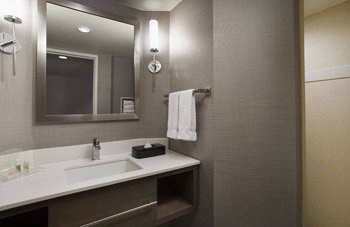 East Paris Hotel | Comfortable Stay at Holiday Inn Grand Rapids Airport Hotel