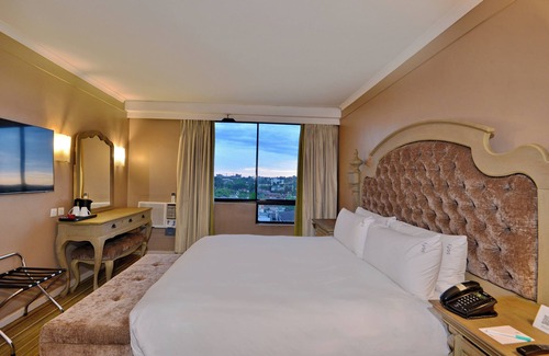 Harare Hotel | Relax at Holiday Inn Harare with Pool and Spa Amenities