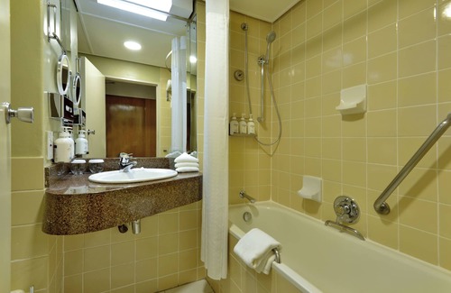 Harare Hotel | Relax at Holiday Inn Harare with Pool and Spa Amenities