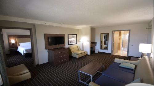 Hazlet Hotel | Pet-Friendly Retreat at Holiday Inn Hazlet, an IHG Hotel