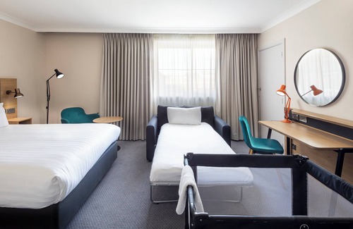 High Wycombe Hotel | Modern Stay at Holiday Inn High Wycombe, M40 - Family Friendly