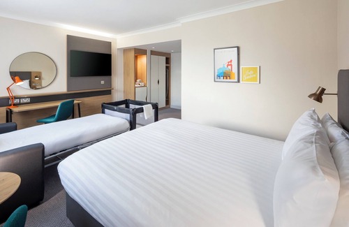 High Wycombe Hotel | Modern Stay at Holiday Inn High Wycombe, M40 - Family Friendly