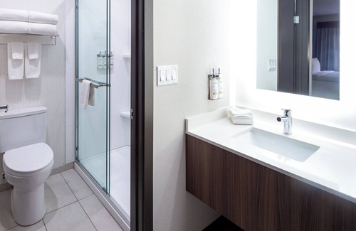 Hinton Hotel | Relax at Holiday Inn Hinton: Pool, Spa & Family-Friendly Stays