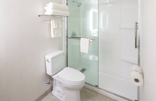 Hinton Hotel | Relax at Holiday Inn Hinton: Pool, Spa & Family-Friendly Stays