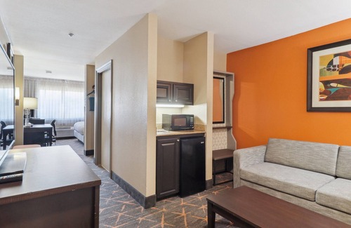 Slidell Hotel | Comfortable Holiday Inn & Suites Slidell with Pool and Restaurant