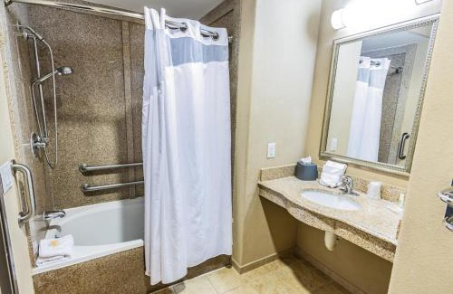 Webster Hotel | Discover Hotels in Webster, TX with Pool and Hot Tub