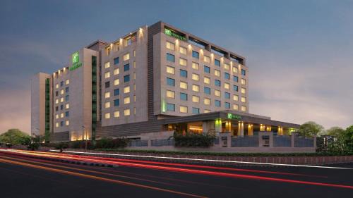 Jaipur Hotel | Elegant Holiday Inn Jaipur City Centre with Pool & Spa