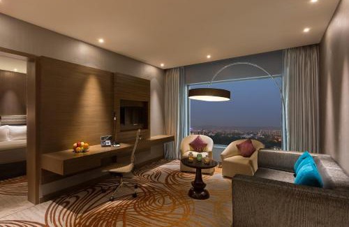 Jaipur Hotel | Elegant Holiday Inn Jaipur City Centre with Pool & Spa