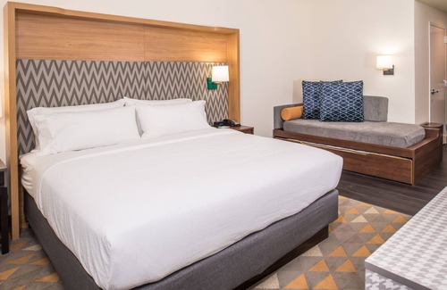 Joplin Hotel | Eco-Friendly Holiday Inn Joplin with Pool & Family Amenities