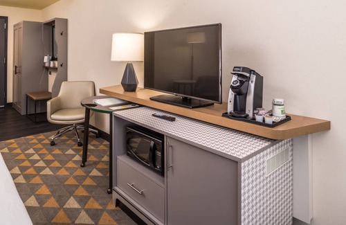 Joplin Hotel | Eco-Friendly Holiday Inn Joplin with Pool & Family Amenities