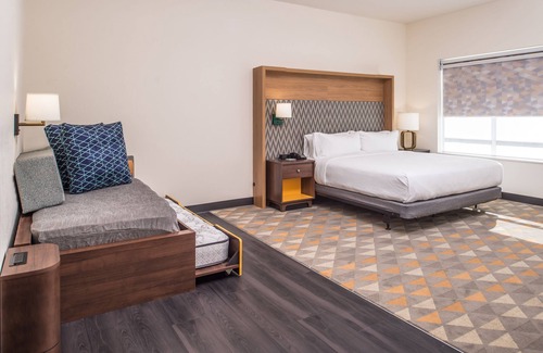 Joplin Hotel | Eco-Friendly Holiday Inn Joplin with Pool & Family Amenities