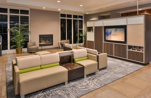 Waldron Hotel | Welcoming Holiday Inn Kansas City Airport with Pet-Friendly Amenities