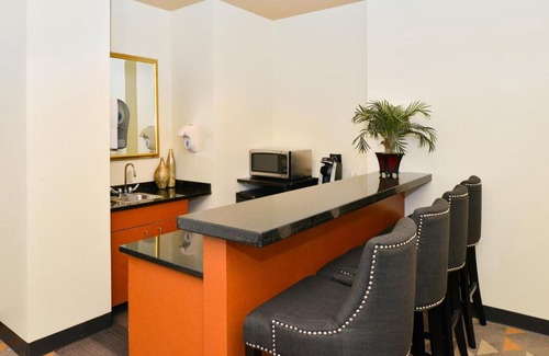 Waldron Hotel | Welcoming Holiday Inn Kansas City Airport with Pet-Friendly Amenities