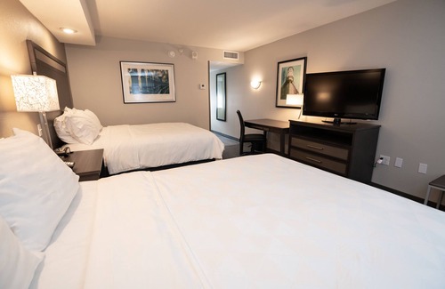 Kearney Hotel | Inviting Holiday Inn Kearney with Pool and Spa Amenities