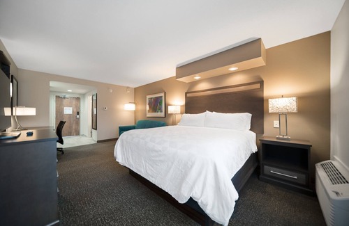 Kearney Hotel | Inviting Holiday Inn Kearney with Pool and Spa Amenities