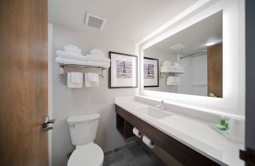 Kearney Hotel | Inviting Holiday Inn Kearney with Pool and Spa Amenities