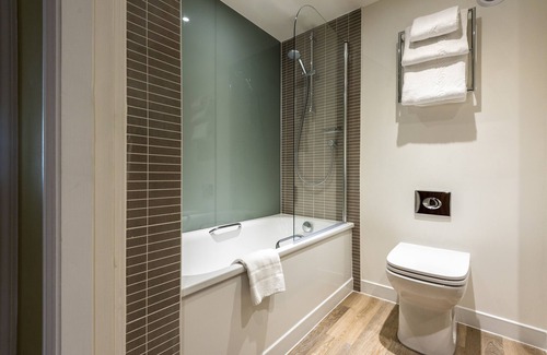 Slyne Hotel | Relaxing Stay at Holiday Inn Lancaster with Pool & Spa