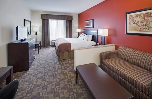 Lincoln Hotel | Relax at Holiday Inn Lincoln Southwest: Pool, Spa & Dining