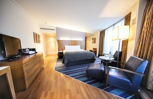 Camden Town with Primrose Hill Hotel | Discover Holiday Inn London Camden Lock: 4-Star Comfort & Amenities