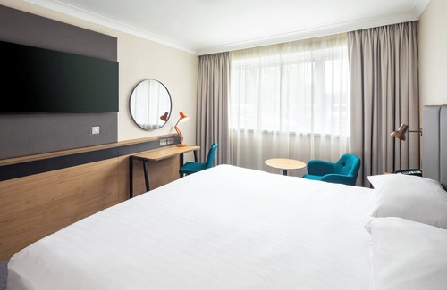 Hookwood Hotel | Explore Holiday Inn London-Gatwick: 4-Star Comfort Awaits