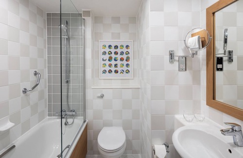 Hookwood Hotel | Explore Holiday Inn London-Gatwick: 4-Star Comfort Awaits