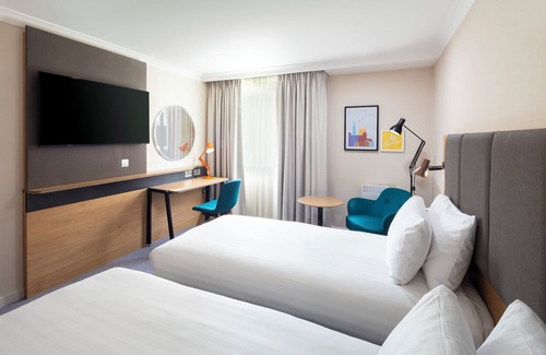 Hookwood Hotel | Explore Holiday Inn London-Gatwick: 4-Star Comfort Awaits