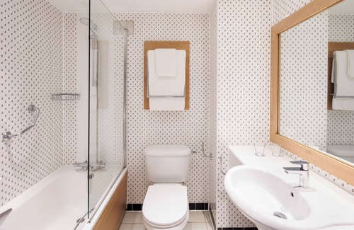 Hookwood Hotel | Explore Holiday Inn London-Gatwick: 4-Star Comfort Awaits