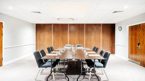 Luton Hotel | Top-Rated Holiday Inn London Luton Airport with Dining Options