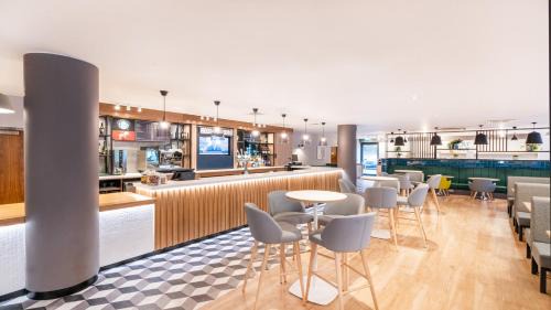 Luton Hotel | Top-Rated Holiday Inn London Luton Airport with Dining Options