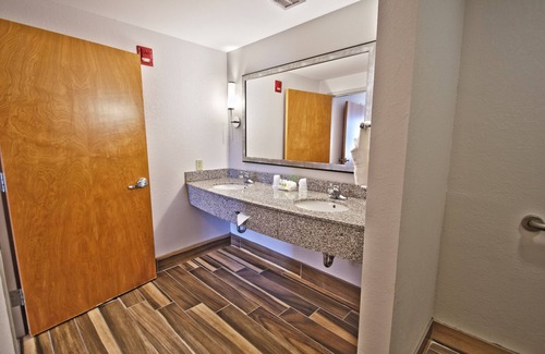 Manahawkin Hotel | Experience Holiday Inn Manahawkin with Ocean View & Spa