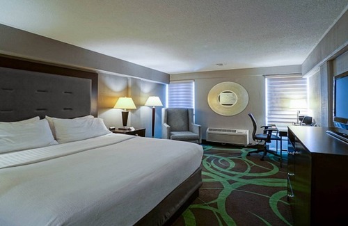 Manhattan Hotel | Pet Friendly Stay at Holiday Inn Manhattan with Pool & Spa