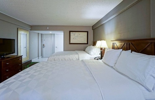 Manhattan Hotel | Pet Friendly Stay at Holiday Inn Manhattan with Pool & Spa