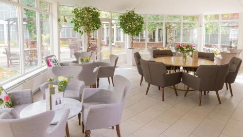 Newport Pagnell Hotel | Discover Holiday Inn Milton Keynes East: Pet Friendly Retreat