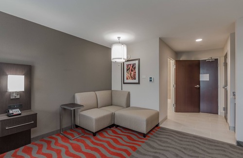 Mishawaka Hotel | Comfortable Stay at Holiday Inn Mishawaka with Pool & Spa