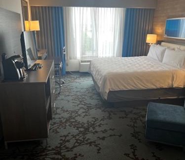 Gateway Hotel | Inviting Holiday Inn - Mississauga Toronto West with Pool