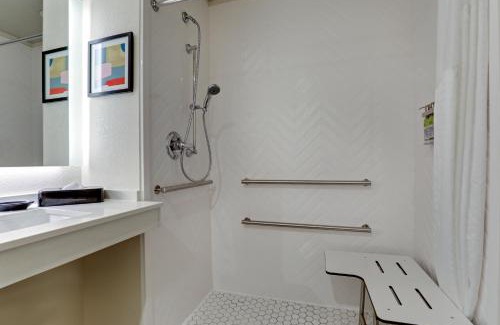 Mobile Hotel | Convenient Holiday Inn Mobile Airport with Pool & Restaurant