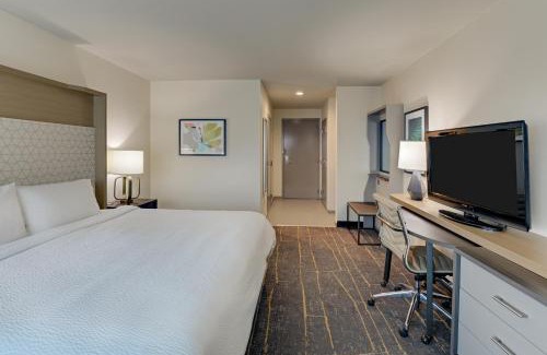 Mobile Hotel | Convenient Holiday Inn Mobile Airport with Pool & Restaurant