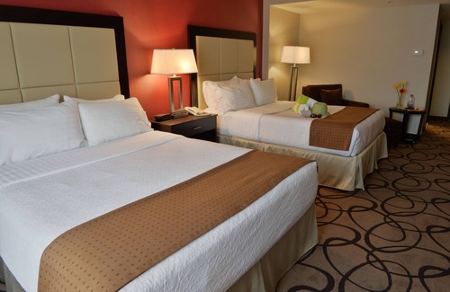 Chinatown Hotel | Popular Holiday Inn Montréal Centre-Ville: Family-Friendly Stay