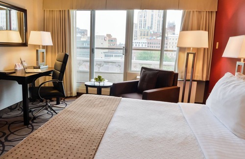 Chinatown Hotel | Popular Holiday Inn Montréal Centre-Ville: Family-Friendly Stay