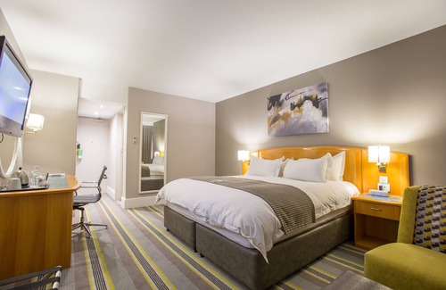 Target Area Hotel | Relax at Holiday Inn Mutare with Pool and Spa Amenities
