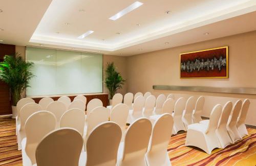 Fuzimiao Area Hotel | Elegant Holiday Inn Nanjing Aqua City with Spa & Pool