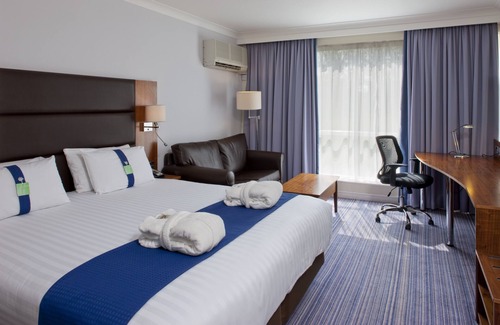 Newport Hotel | Discover Holiday Inn NEWPORT: Family-Friendly Retreat