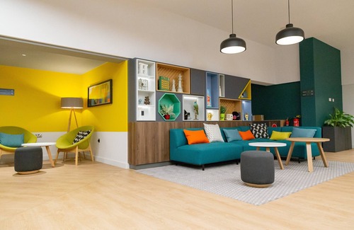 Newport Hotel | Discover Holiday Inn NEWPORT: Family-Friendly Retreat
