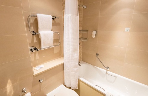 Newport Hotel | Discover Holiday Inn NEWPORT: Family-Friendly Retreat