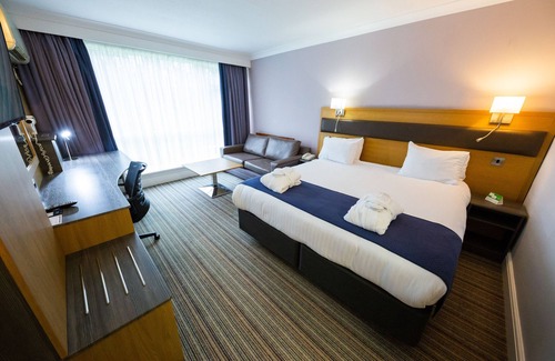 Newport Hotel | Discover Holiday Inn NEWPORT: Family-Friendly Retreat